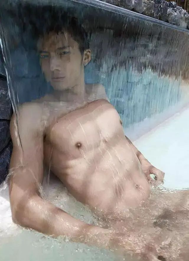 泰国天菜白袜肌肉男 Iknotus 海边湿身暴击