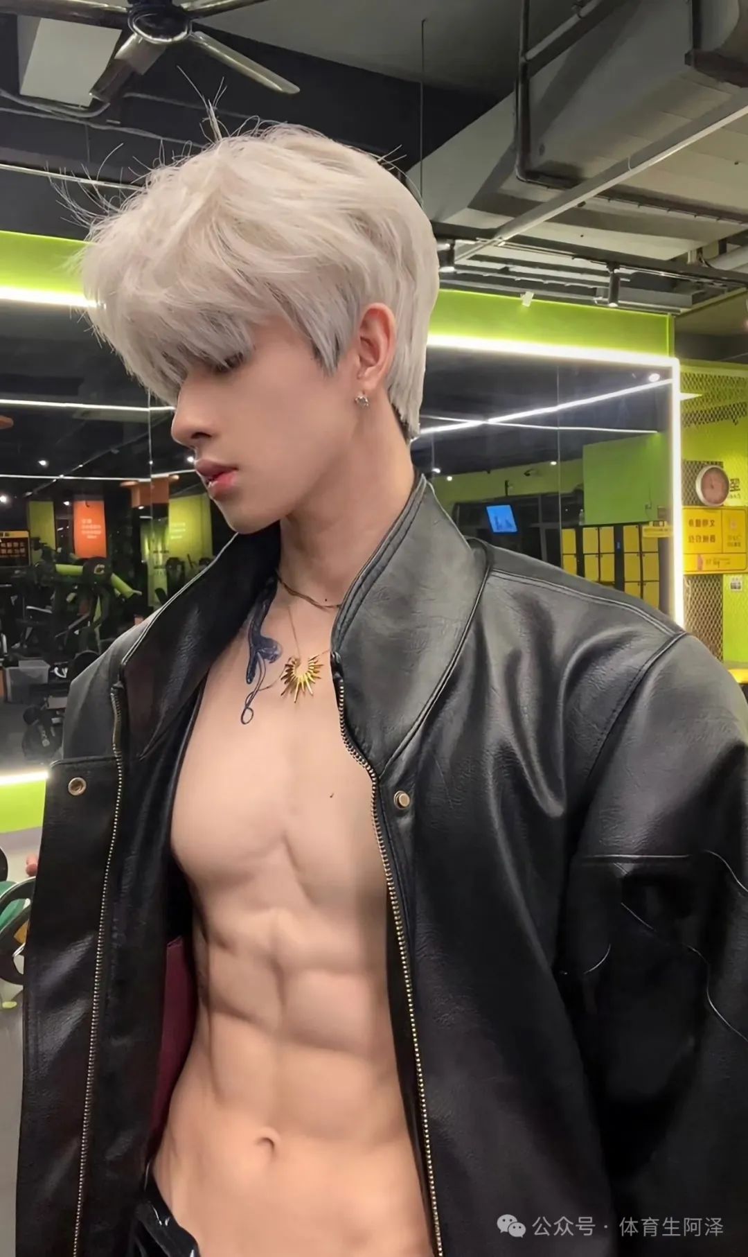 奶狗脸，狼狗身材，八块腹肌超带感......