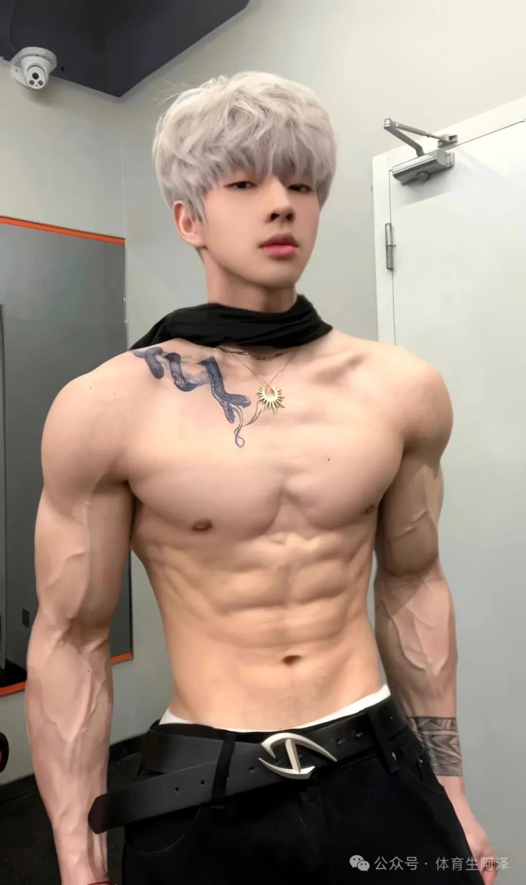 奶狗脸，狼狗身材，八块腹肌超带感......