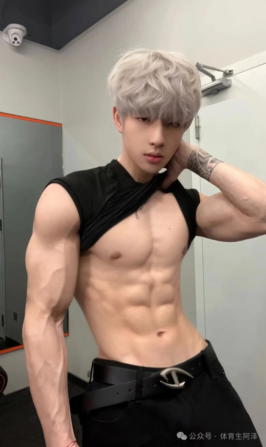 奶狗脸，狼狗身材，八块腹肌超带感......