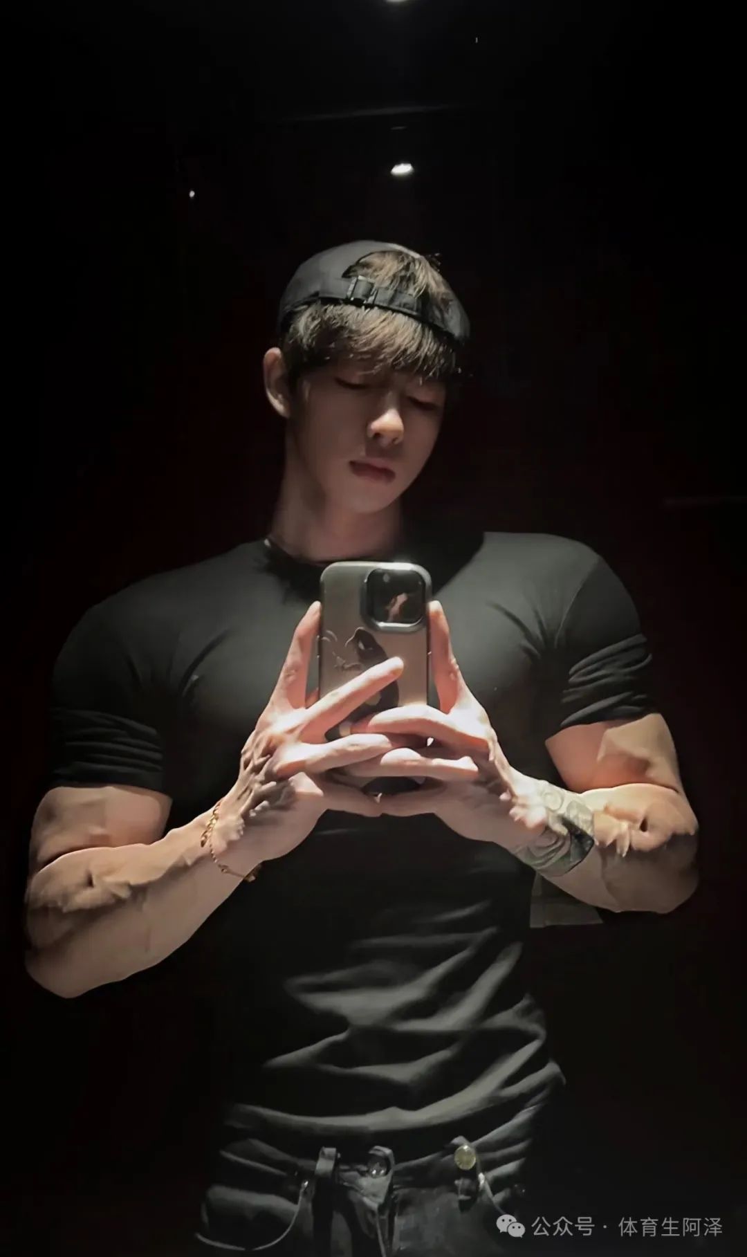 奶狗脸，狼狗身材，八块腹肌超带感......