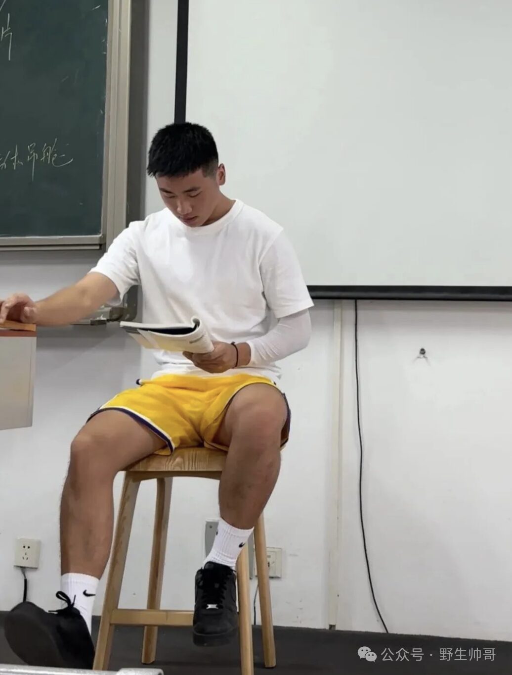 广东 19 岁男大穿篮球裤抓拍照火了！被吸引啦！！