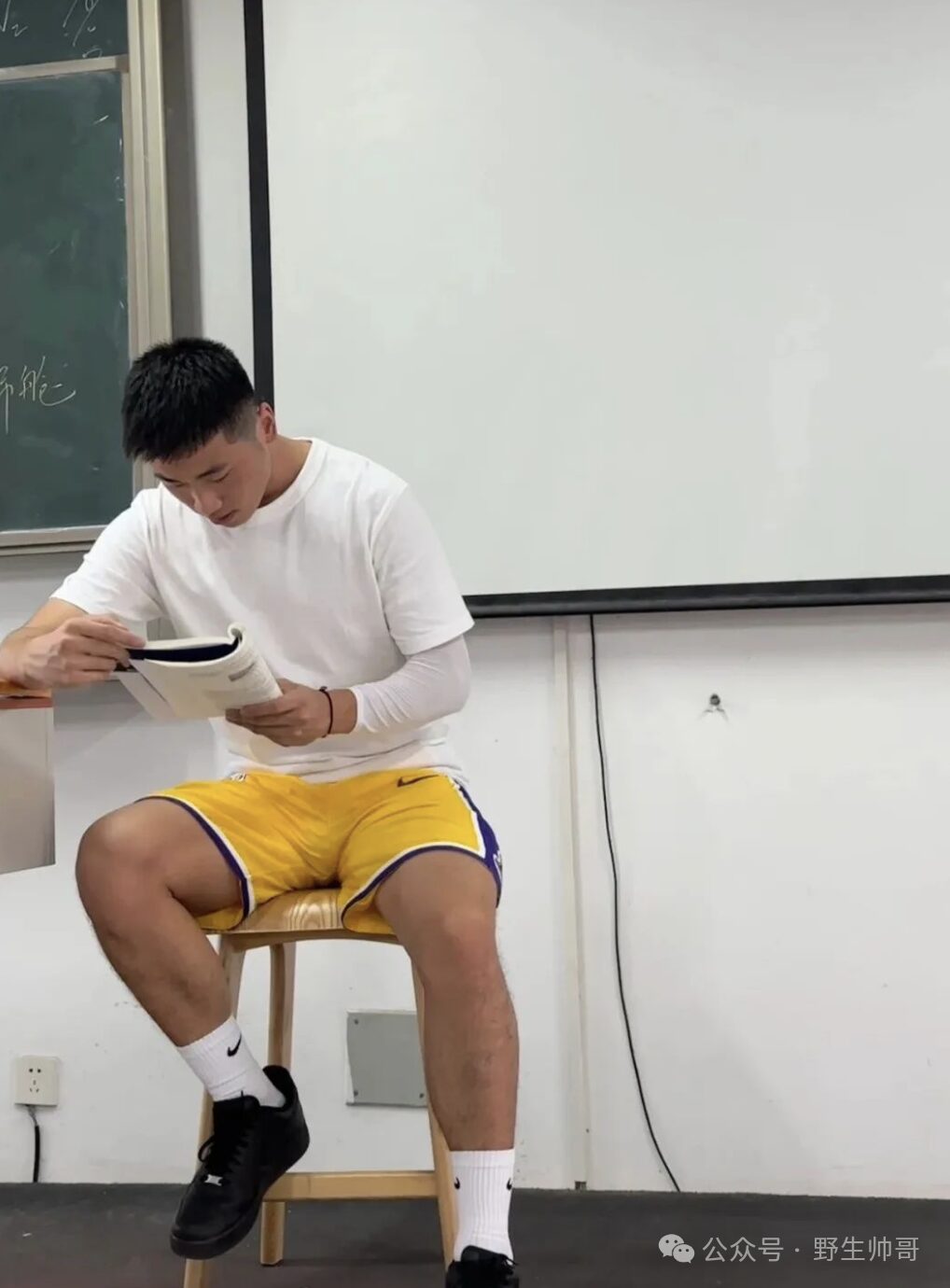 广东 19 岁男大穿篮球裤抓拍照火了！被吸引啦！！