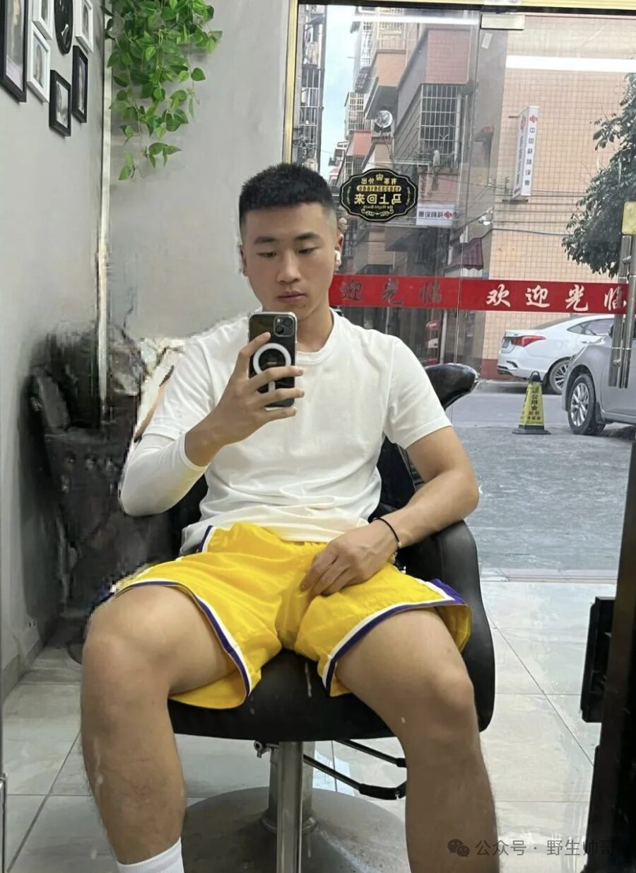 广东 19 岁男大穿篮球裤抓拍照火了！被吸引啦！！