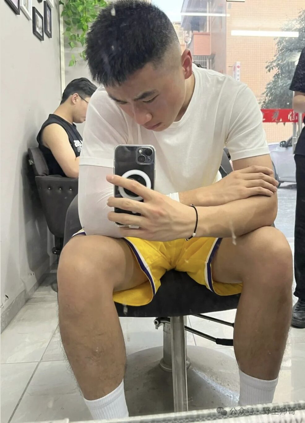 广东 19 岁男大穿篮球裤抓拍照火了！被吸引啦！！