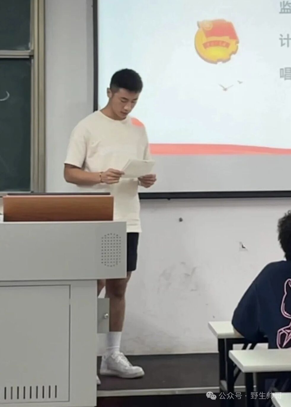 广东 19 岁男大穿篮球裤抓拍照火了！被吸引啦！！