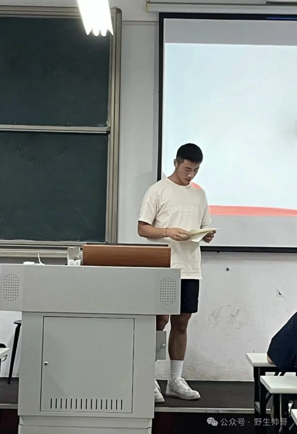 广东 19 岁男大穿篮球裤抓拍照火了！被吸引啦！！