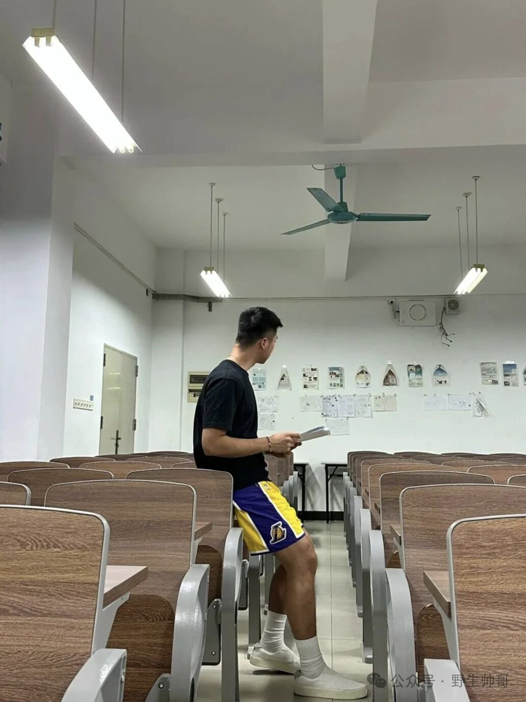 广东 19 岁男大穿篮球裤抓拍照火了！被吸引啦！！