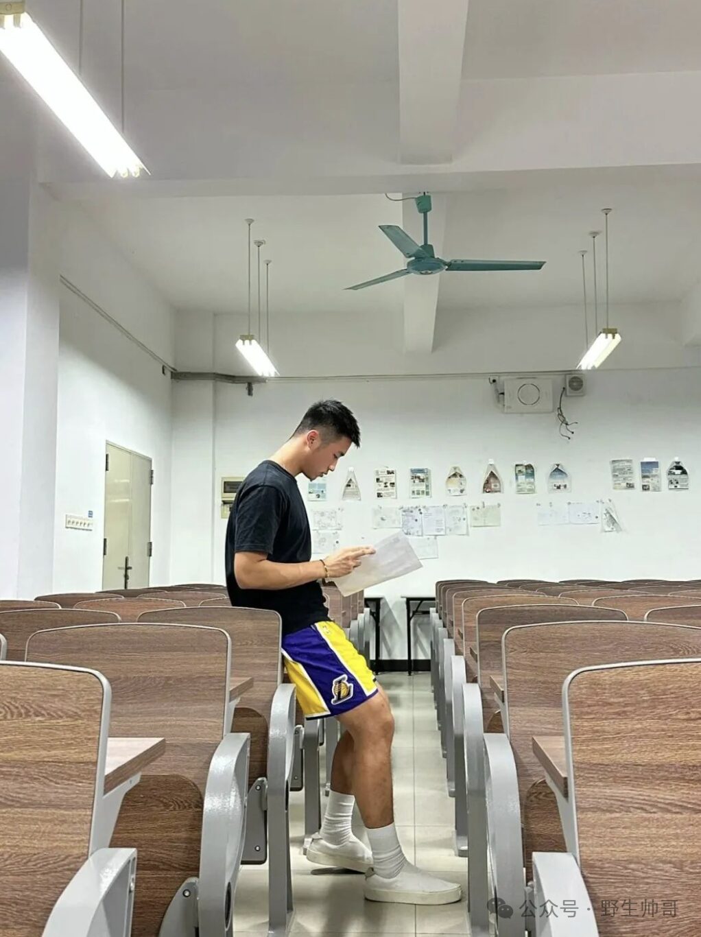 广东 19 岁男大穿篮球裤抓拍照火了！被吸引啦！！