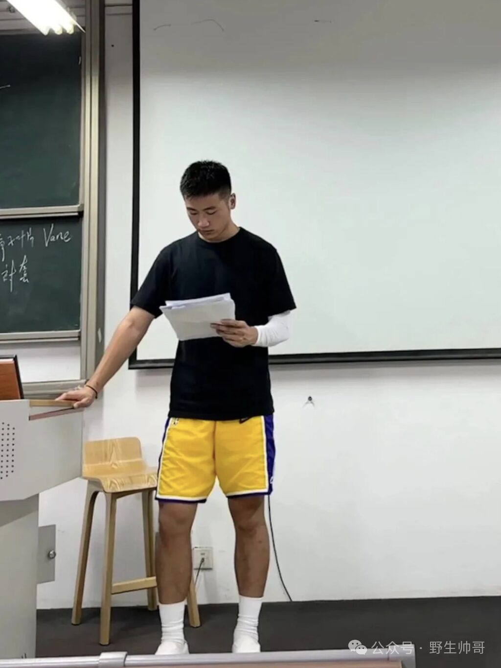 广东 19 岁男大穿篮球裤抓拍照火了!被吸引啦!! 广东 19 岁男大穿篮球裤抓拍照火了!被吸引啦!!