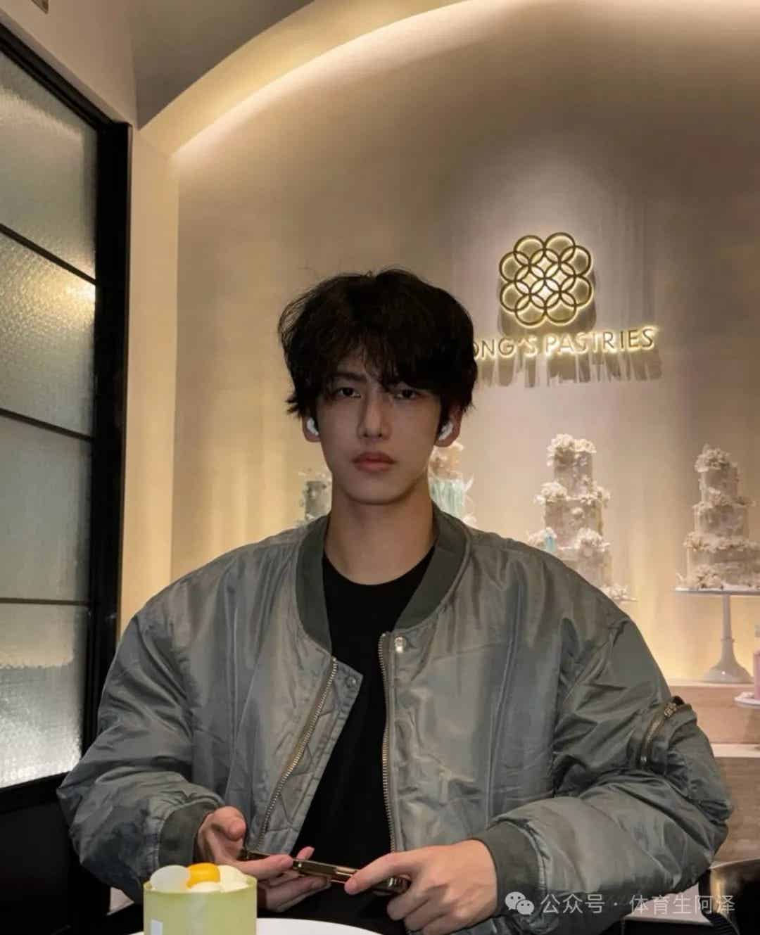 牛逼,山东体院校草塌方,曾同时和三名学长纠缠不清...... 牛逼,山东体院校草塌方,曾同时和三名学长纠缠不清......