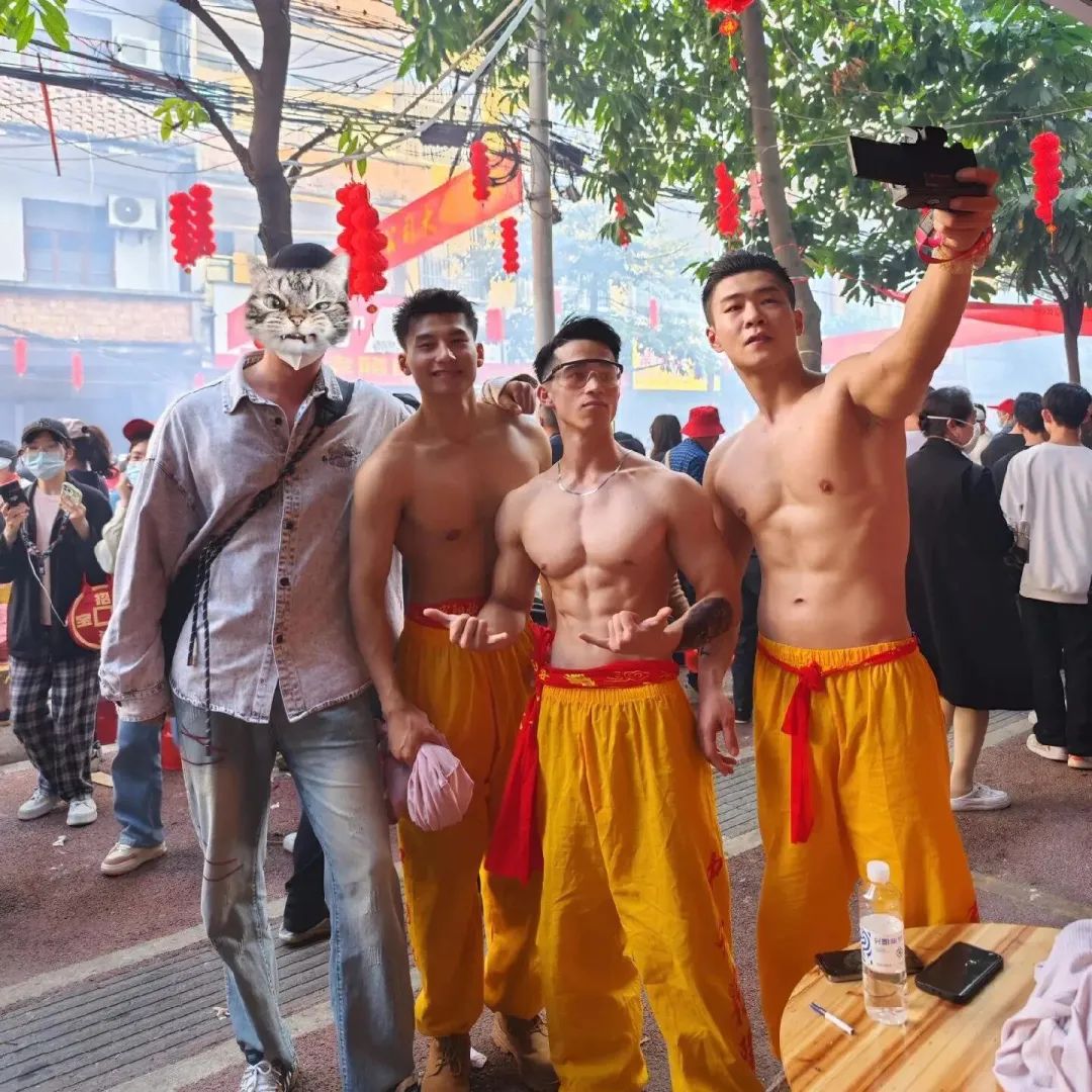 退役肌肉小哥裸身参加炮龙节，被围着摸胸！