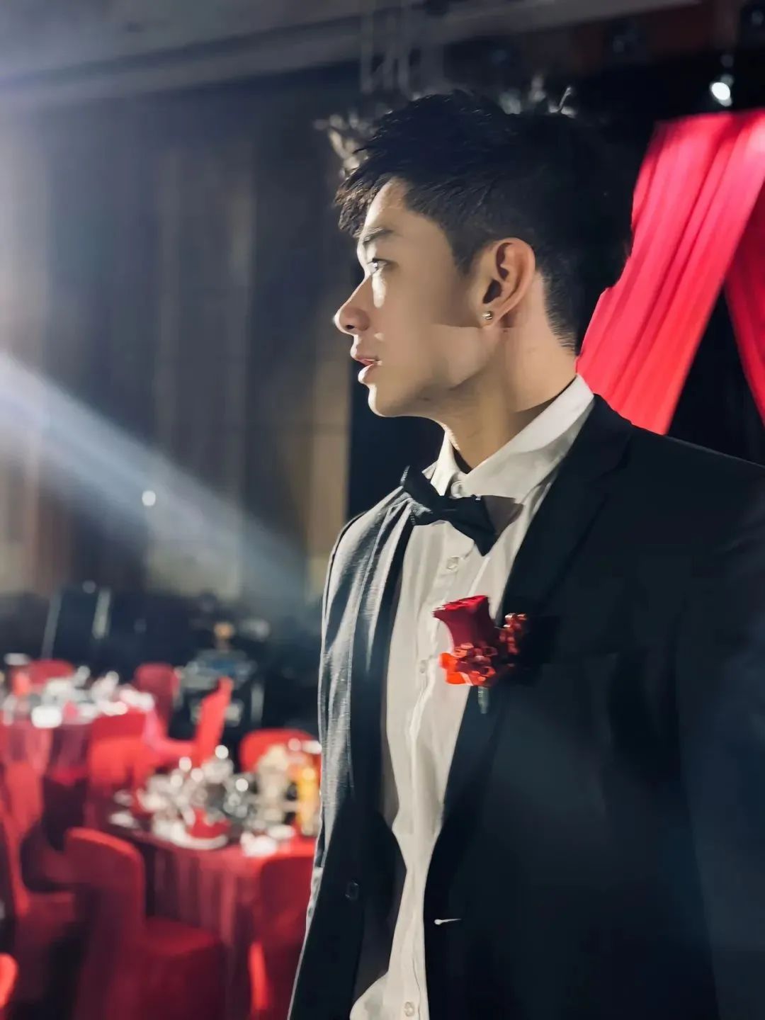 湖南伴郎脱衣惊现肌肉身材！192CM 身高完美线条绝了！