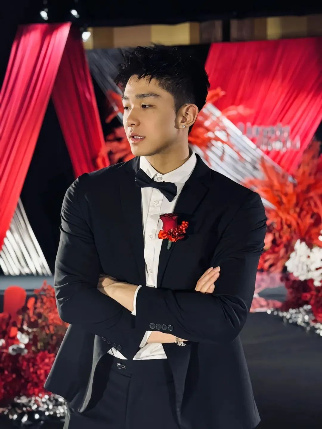 湖南伴郎脱衣惊现肌肉身材！192CM 身高完美线条绝了！