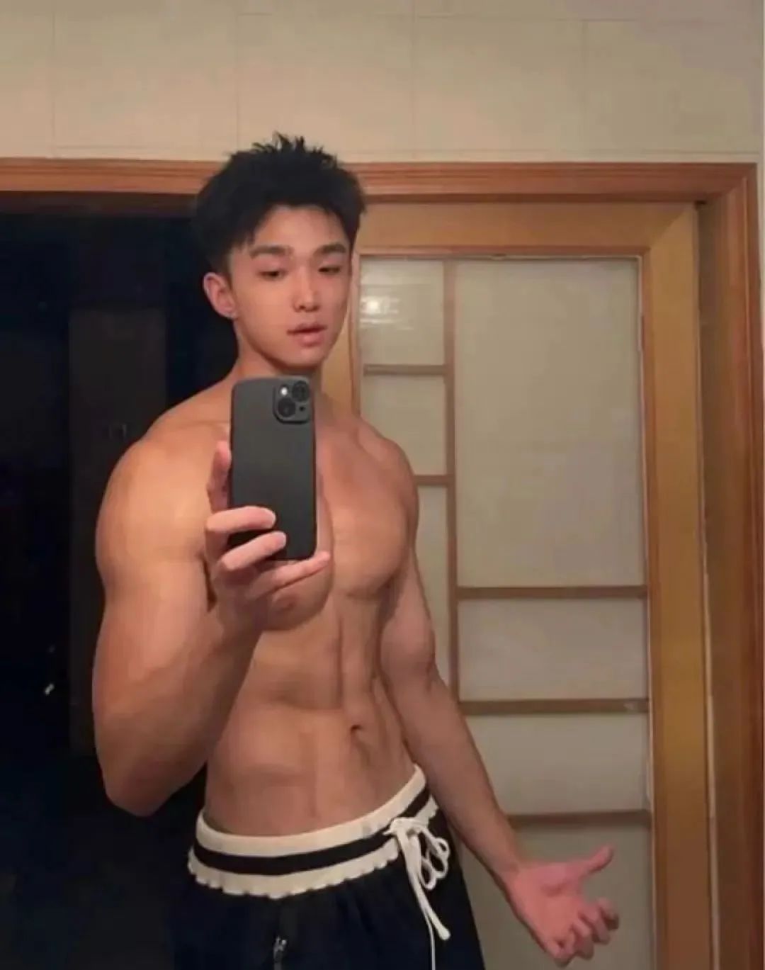 湖南伴郎脱衣惊现肌肉身材！192CM 身高完美线条绝了！