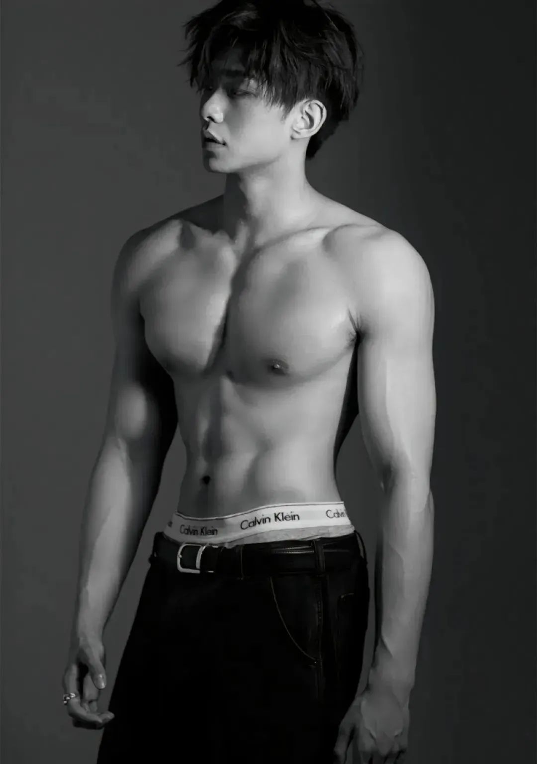 湖南伴郎脱衣惊现肌肉身材！192CM 身高完美线条绝了！