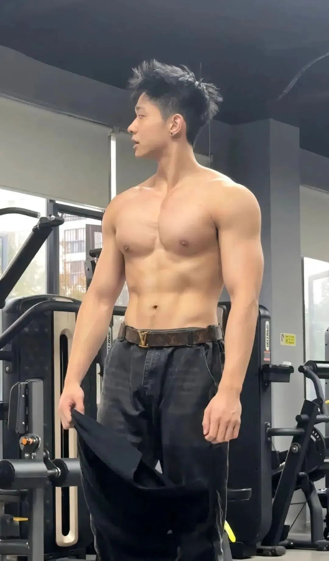 湖南伴郎脱衣惊现肌肉身材！192CM 身高完美线条绝了！