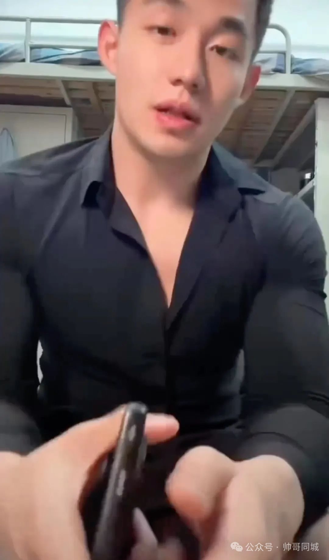192cm 肌肉哥哥转行当男主播爆火！