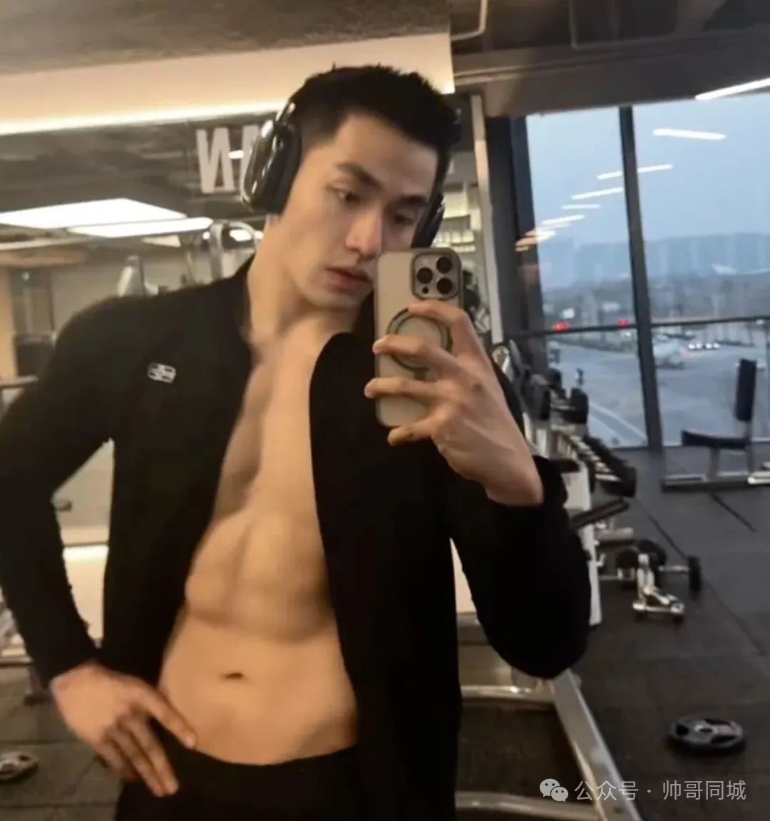 192cm 肌肉哥哥转行当男主播爆火！