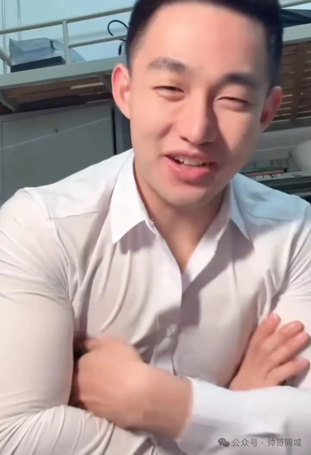 192cm 肌肉哥哥转行当男主播爆火！