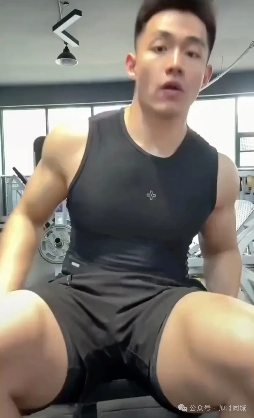 192cm 肌肉哥哥转行当男主播爆火！