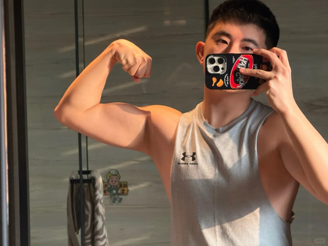 杭州惊现童颜筋肉男友！婴儿肥 + 八块腹肌的反差萌杀疯了