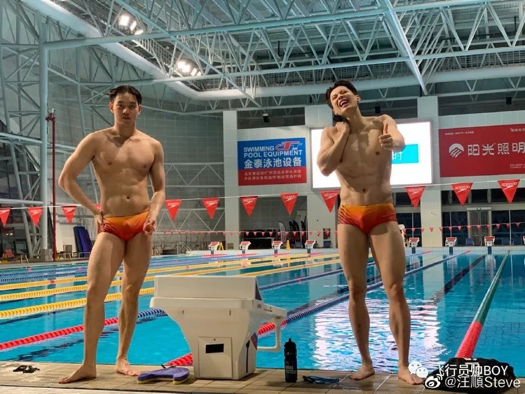 汪顺穿灰裤子被采访！正面对着拍，这画面也太好看了吧！