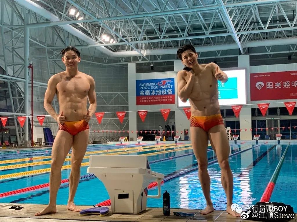 汪顺穿灰裤子被采访！正面对着拍，这画面也太好看了吧！