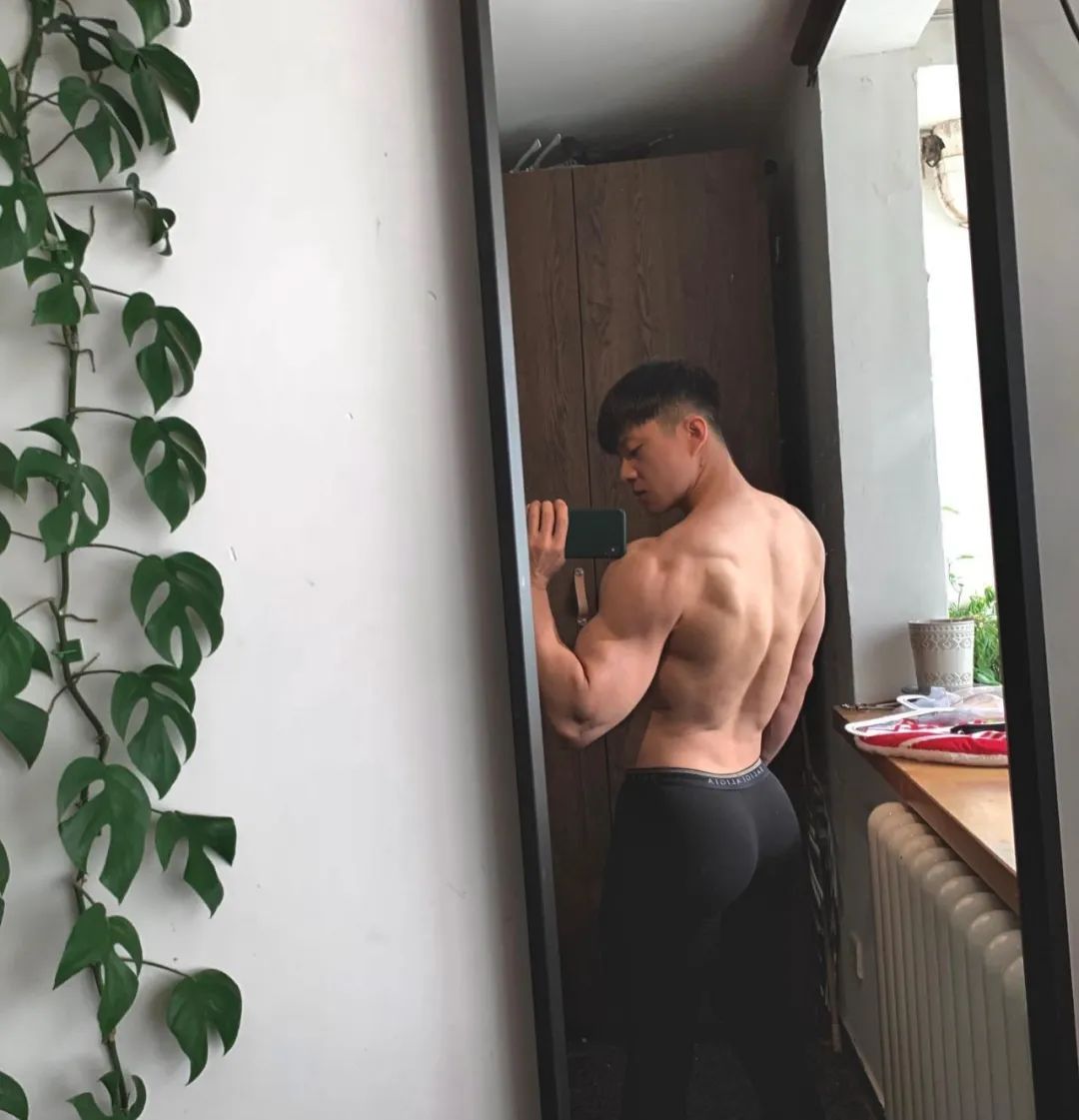 张宏涛内裤大片刷屏！这腹肌 + 翘臀是我能免费看的吗？