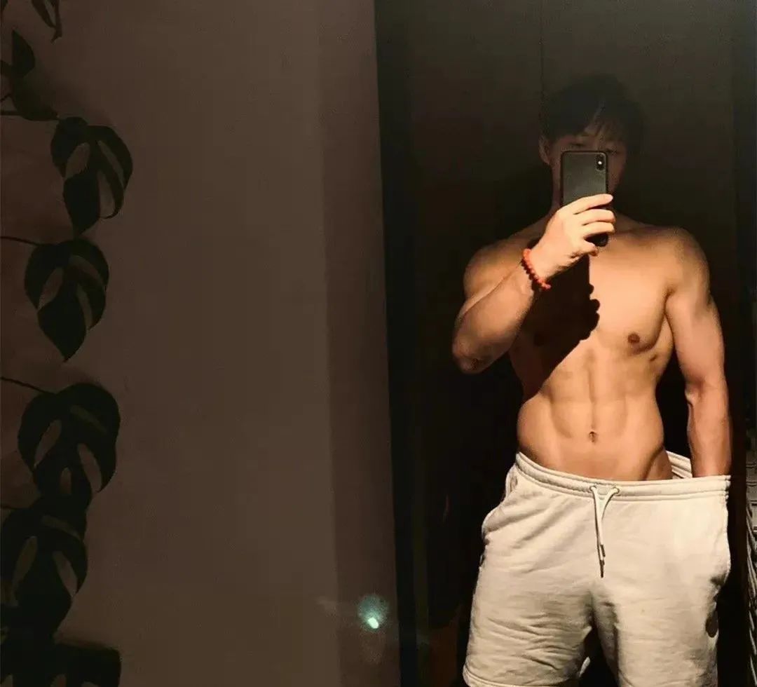 张宏涛内裤大片刷屏!这腹肌 + 翘臀是我能免费看的吗? 张宏涛内裤大片刷屏!这腹肌 + 翘臀是我能免费看的吗?