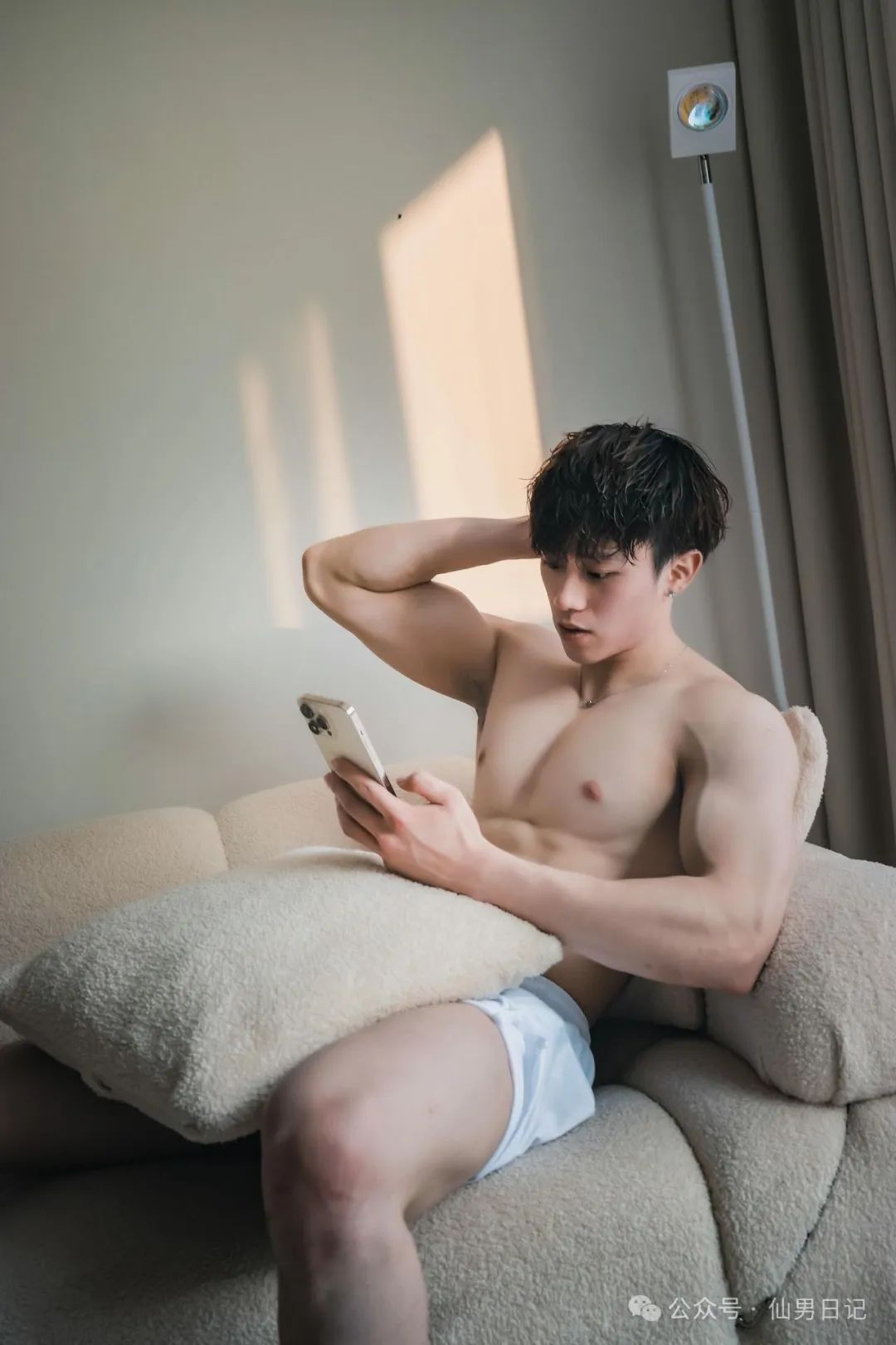 北体体育生玩攀岩裤裆被勒！网友热心提醒：可别伤到自己啊……