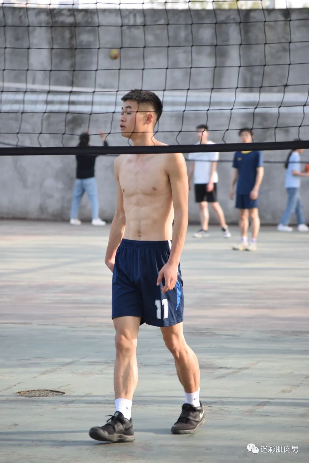 操场上打球扒衣服的体育生！