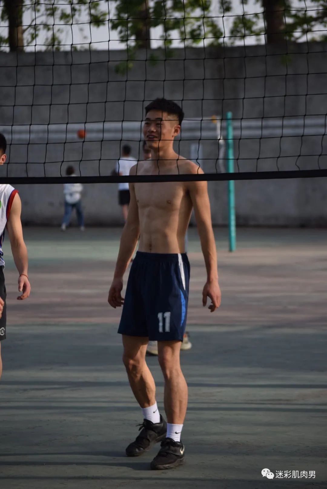 操场上打球扒衣服的体育生！
