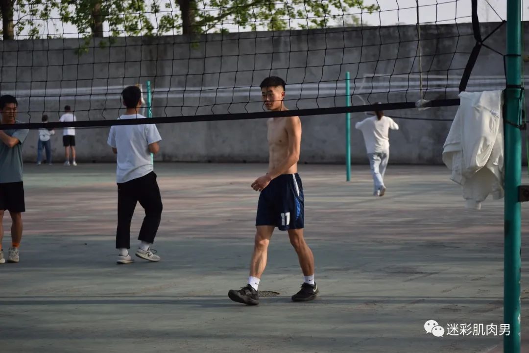 操场上打球扒衣服的体育生！