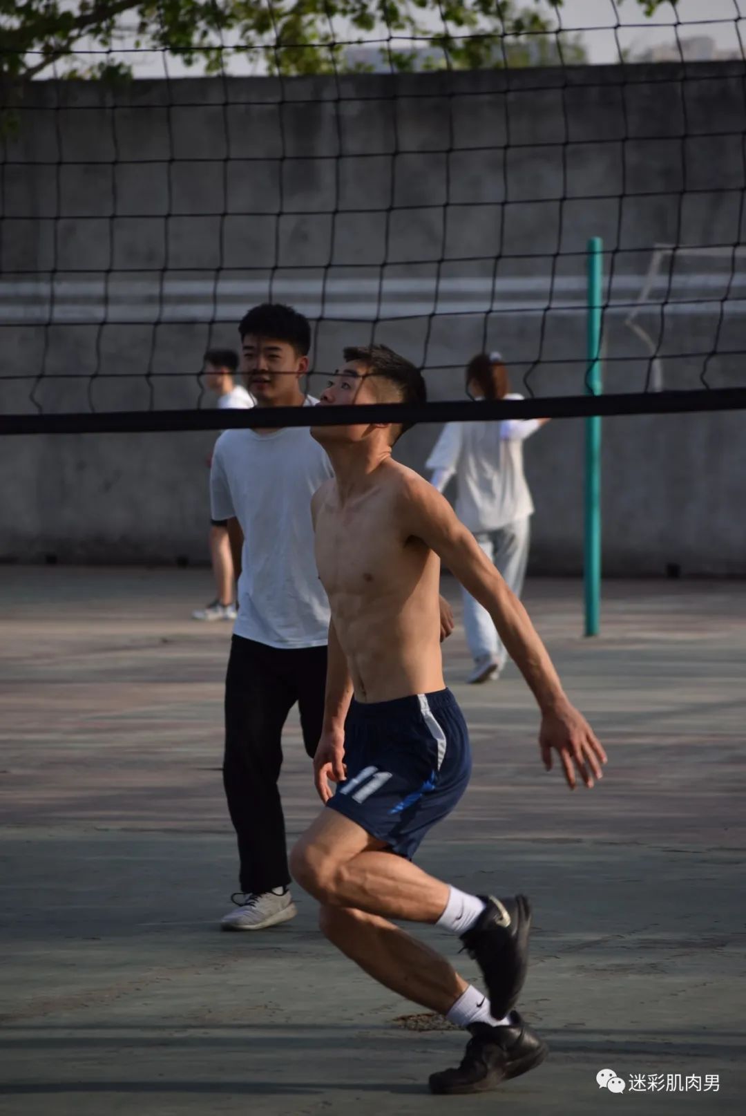 操场上打球扒衣服的体育生！