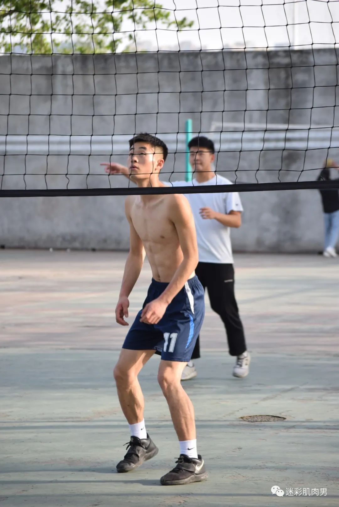 操场上打球扒衣服的体育生！