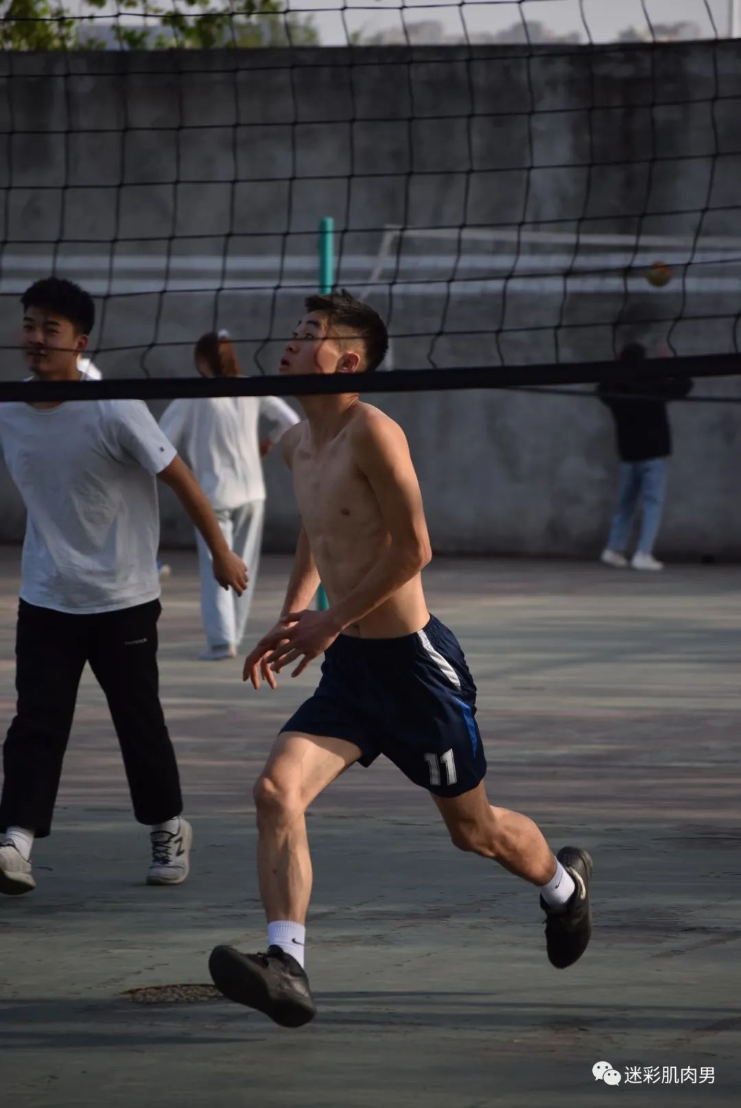 操场上打球扒衣服的体育生！