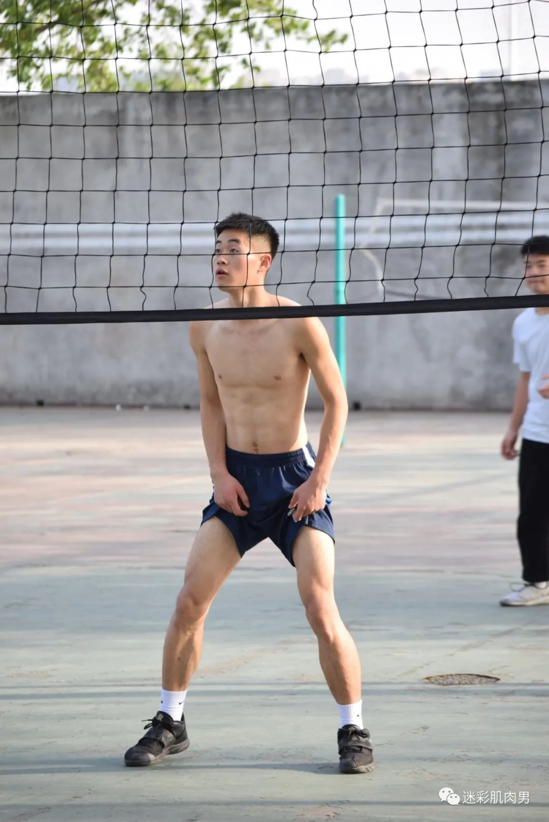 操场上打球扒衣服的体育生！