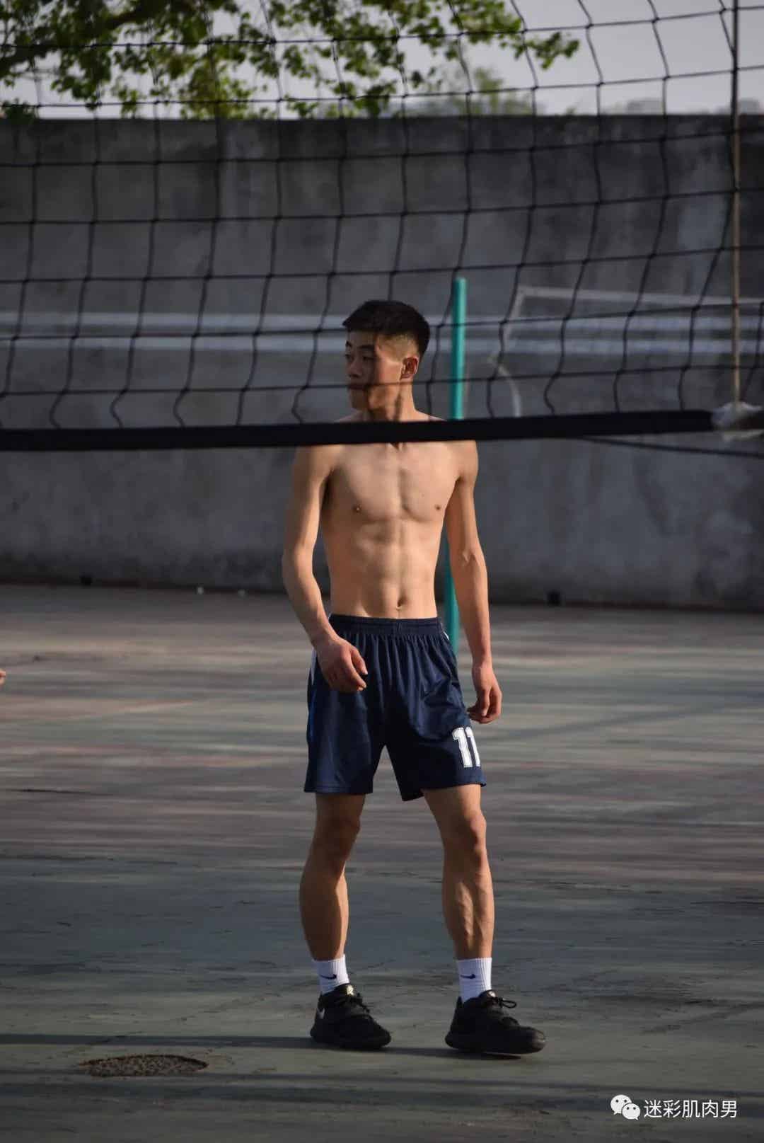 操场上打球扒衣服的体育生！