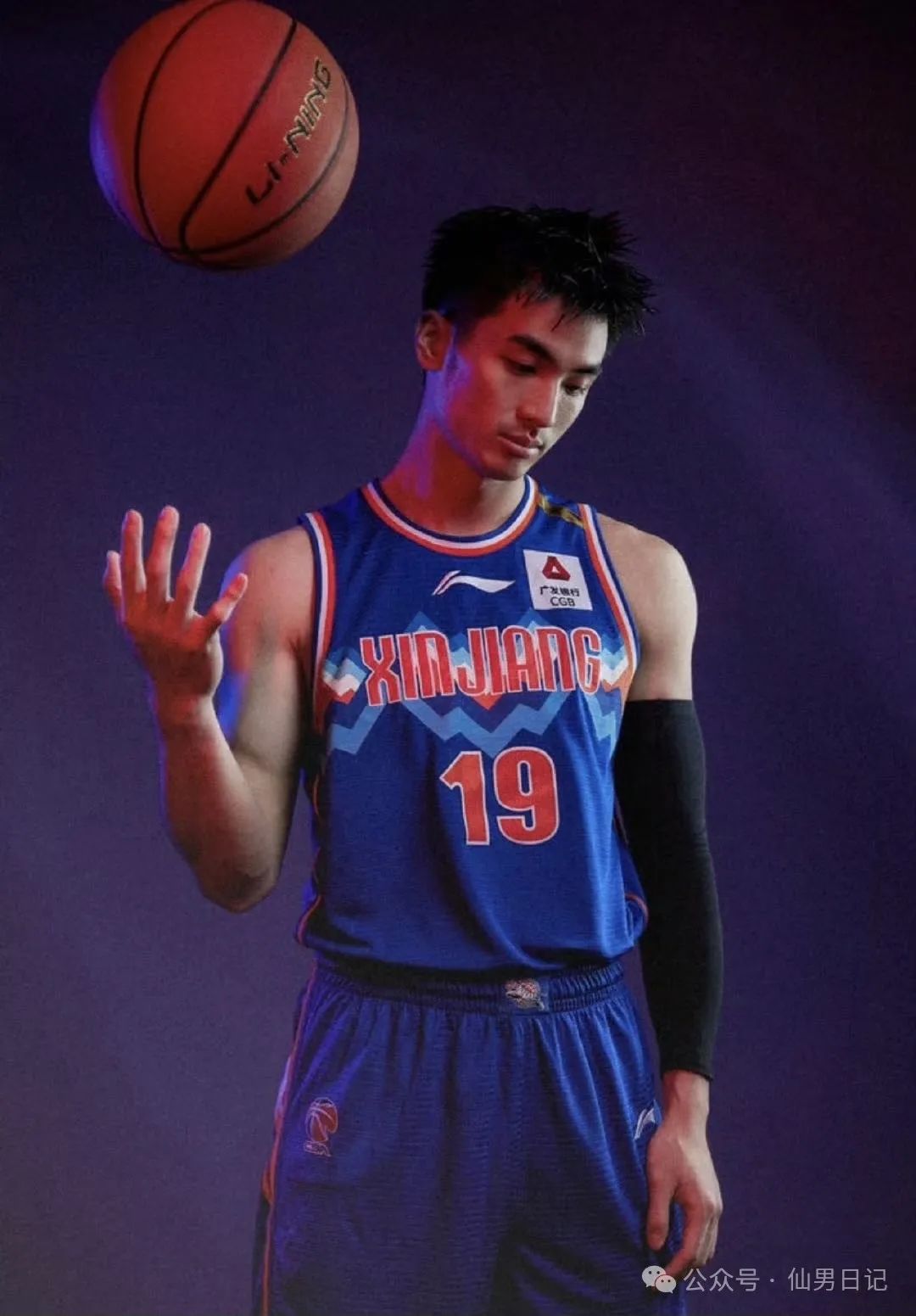 190CM 篮球帅哥换鞋子被偷拍，穿白袜的时候男人味十足！