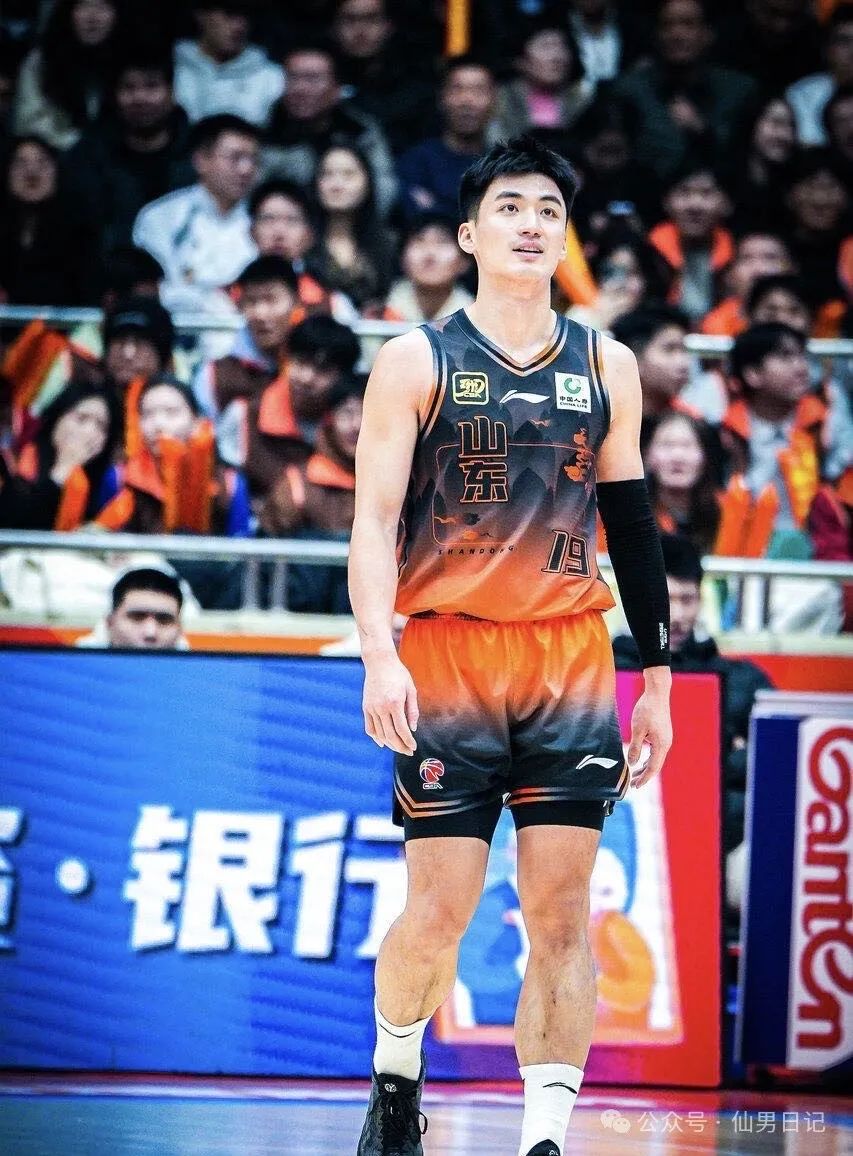 190CM 篮球帅哥换鞋子被偷拍，穿白袜的时候男人味十足！