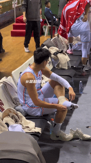 190CM 篮球帅哥换鞋子被偷拍，穿白袜的时候男人味十足！