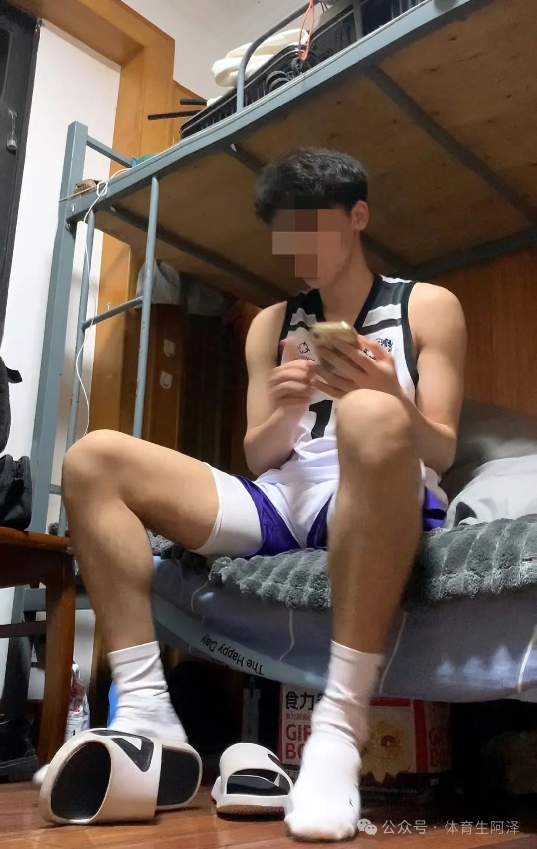白袜天菜男高，粗腿大包吸人眼球，高中两年谈 5 个，前男友都说他好.......