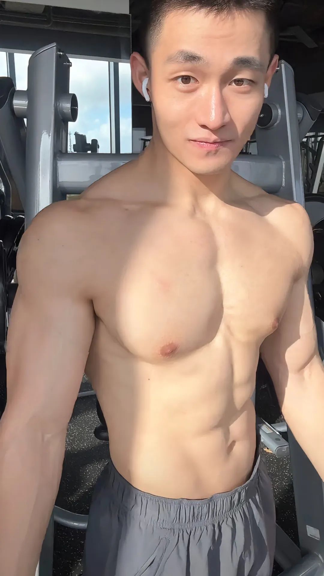 又一个寸头肌肉帅哥被采访了？？？？？
