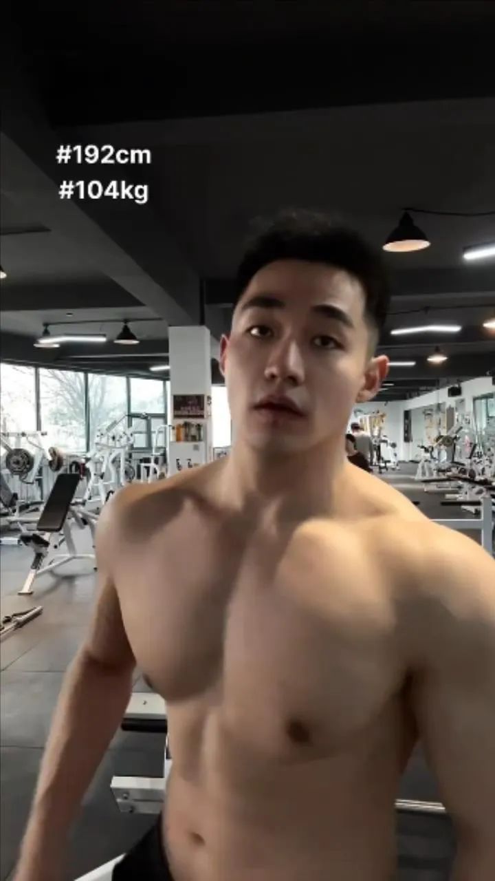 又一个寸头肌肉帅哥被采访了？？？？？
