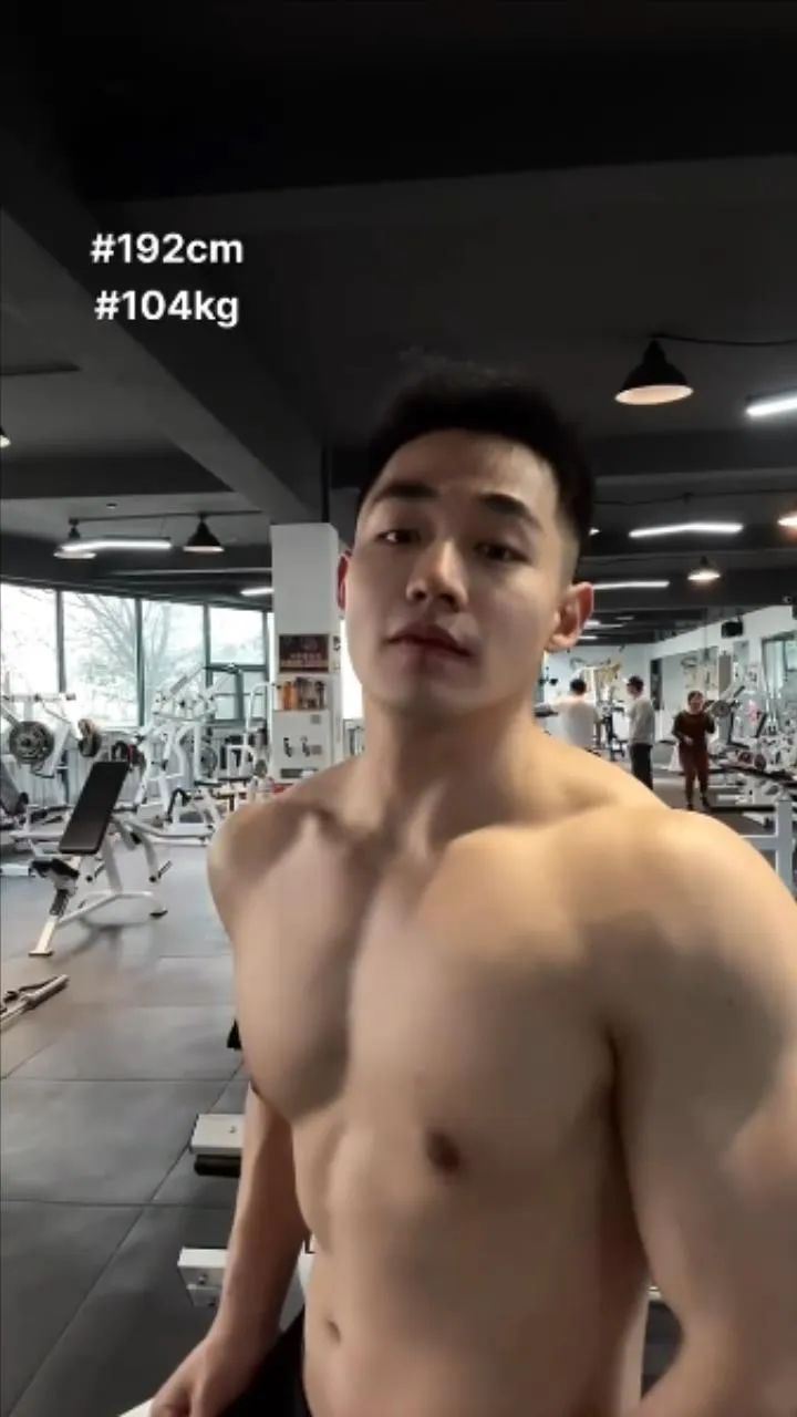又一个寸头肌肉帅哥被采访了？？？？？