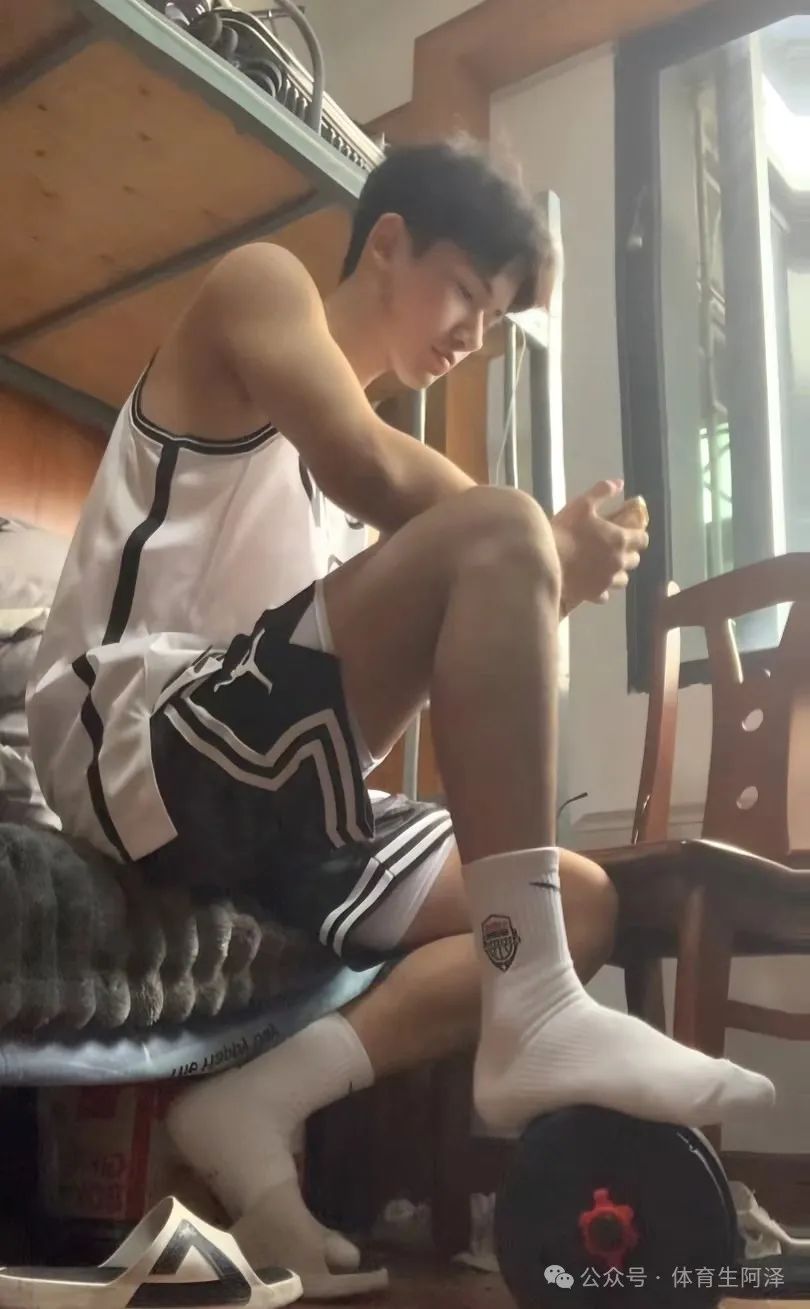 白袜天菜男高，粗腿大包吸人眼球，高中两年谈 5 个，前男友都说他好.......