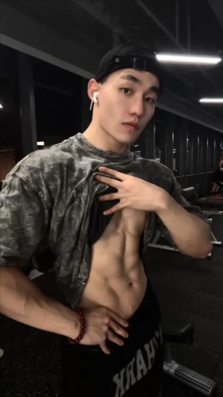 又一个寸头肌肉帅哥被采访了？？？？？