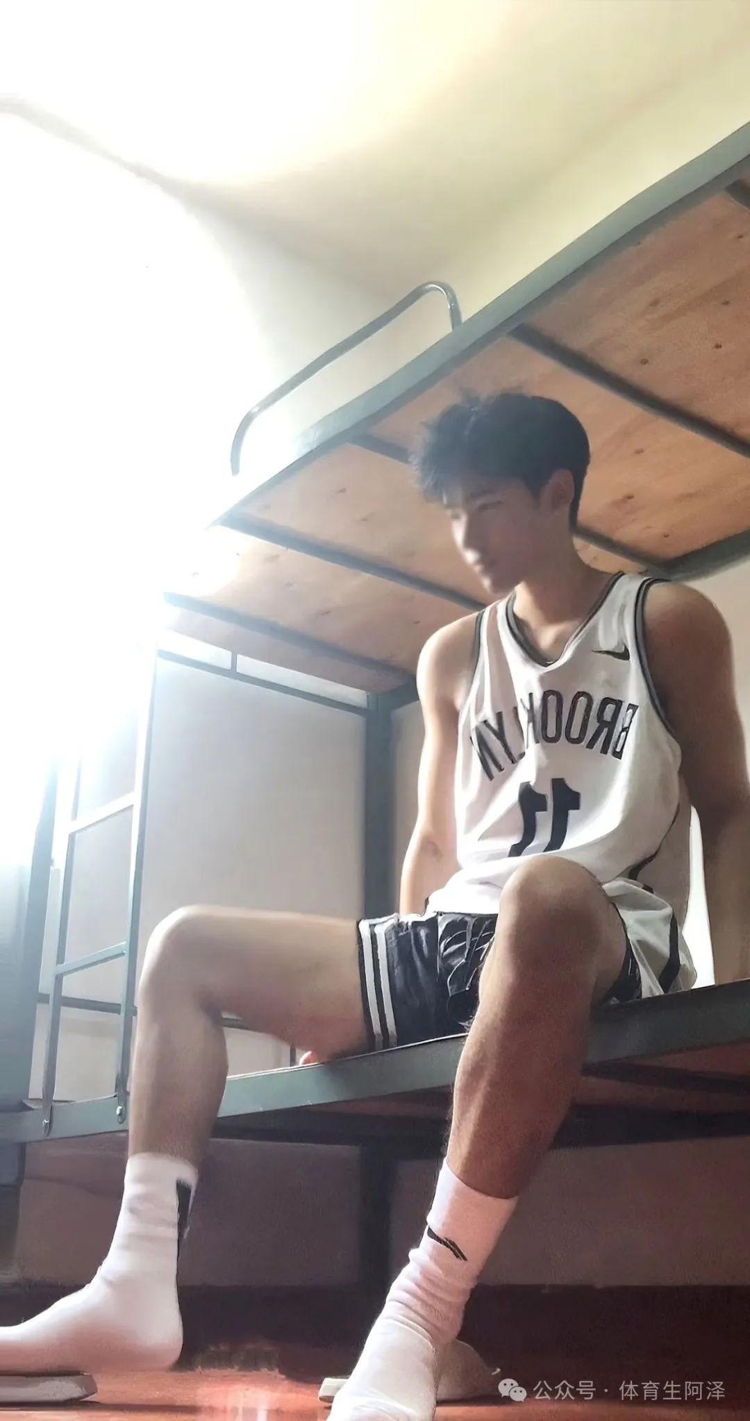 白袜天菜男高，粗腿大包吸人眼球，高中两年谈 5 个，前男友都说他好.......