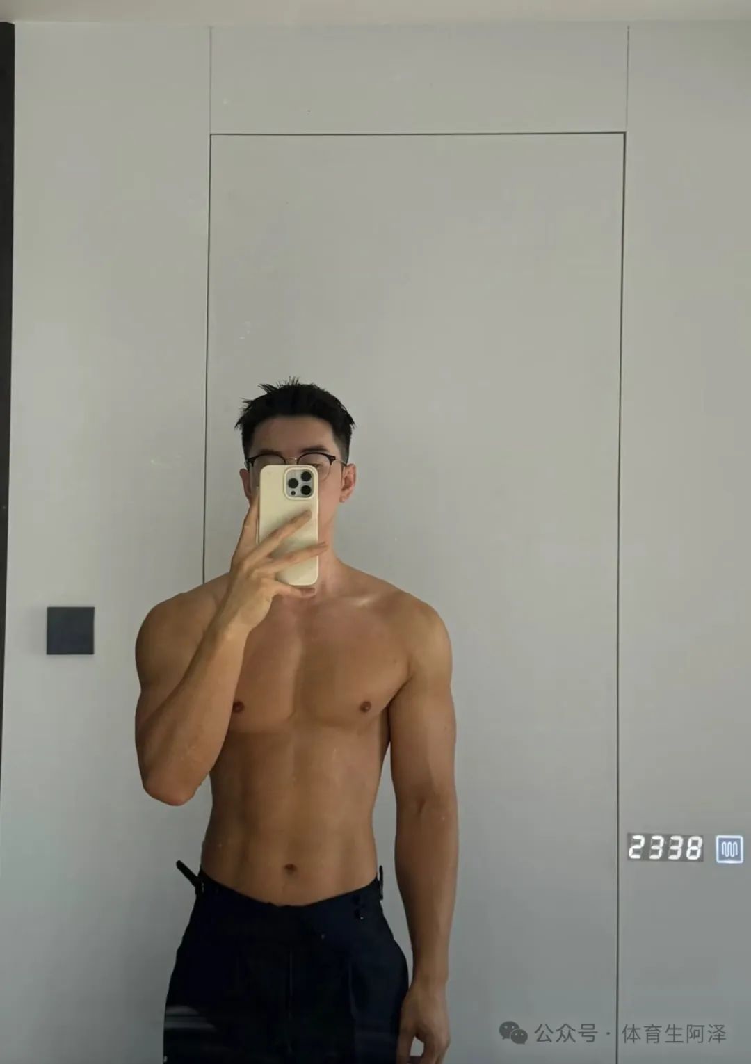 黑皮肌肉体育生不工作天天健身，只因被大哥包养......